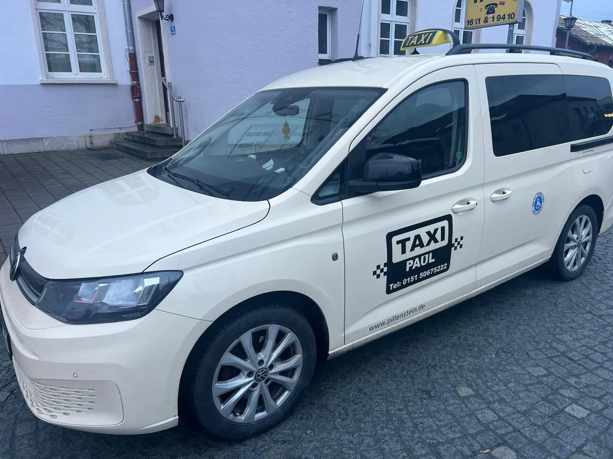 Taxi Paul im Einsatz vor einem Firmengebäude
